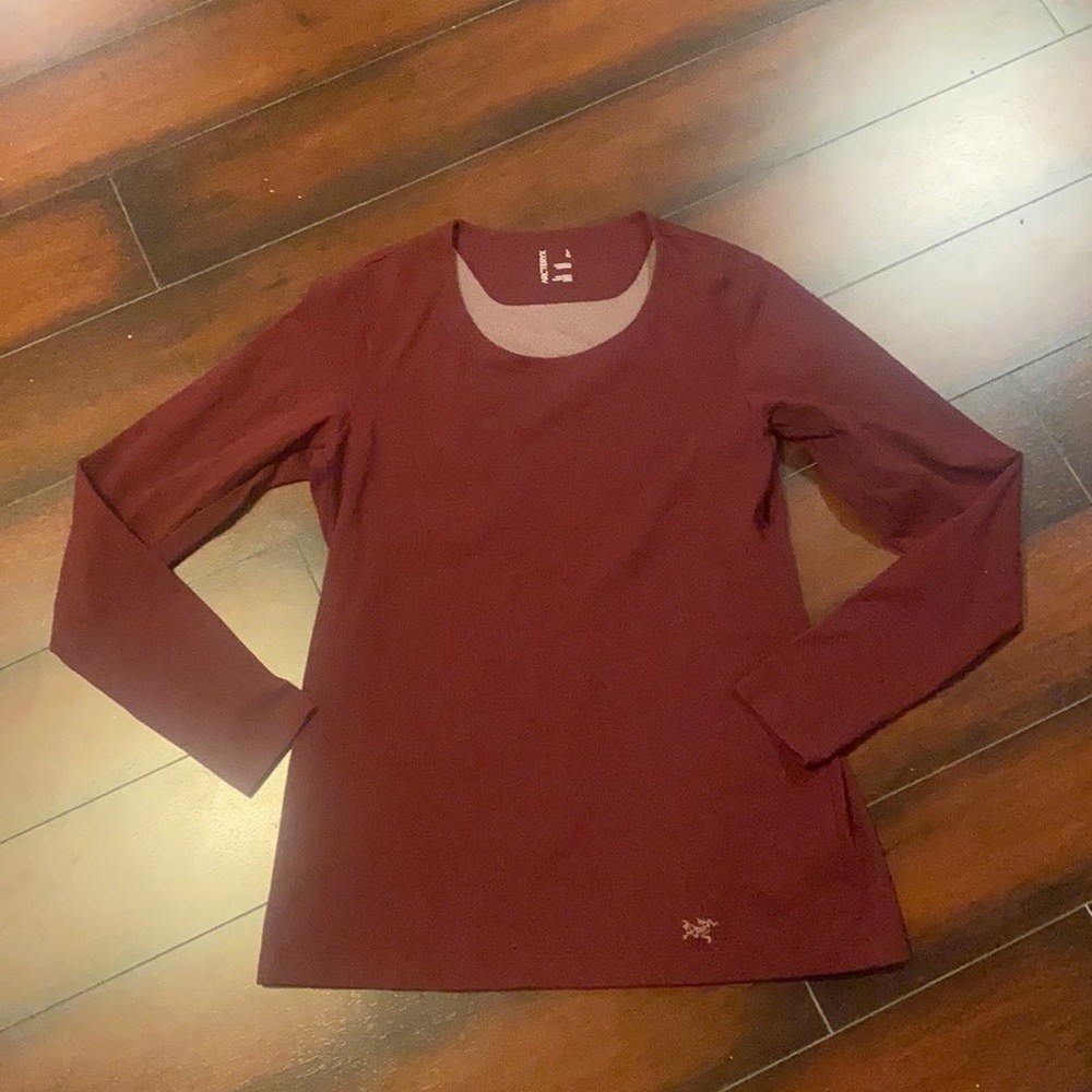 - Arc’teryx Sirrus long sleeve size large